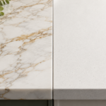 Comparación de encimera de mármol Calacatta con vetas doradas y encimera de cuarzo blanco uniforme