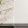 Comparación de encimera de mármol Calacatta con vetas doradas y encimera de cuarzo blanco uniforme