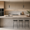 Cocina moderna con isla de porcelánico gris piedra y gabinetes de madera clara