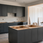 Cocina en proceso de remodelación con gabinetes instalados y zona de trabajo organizada