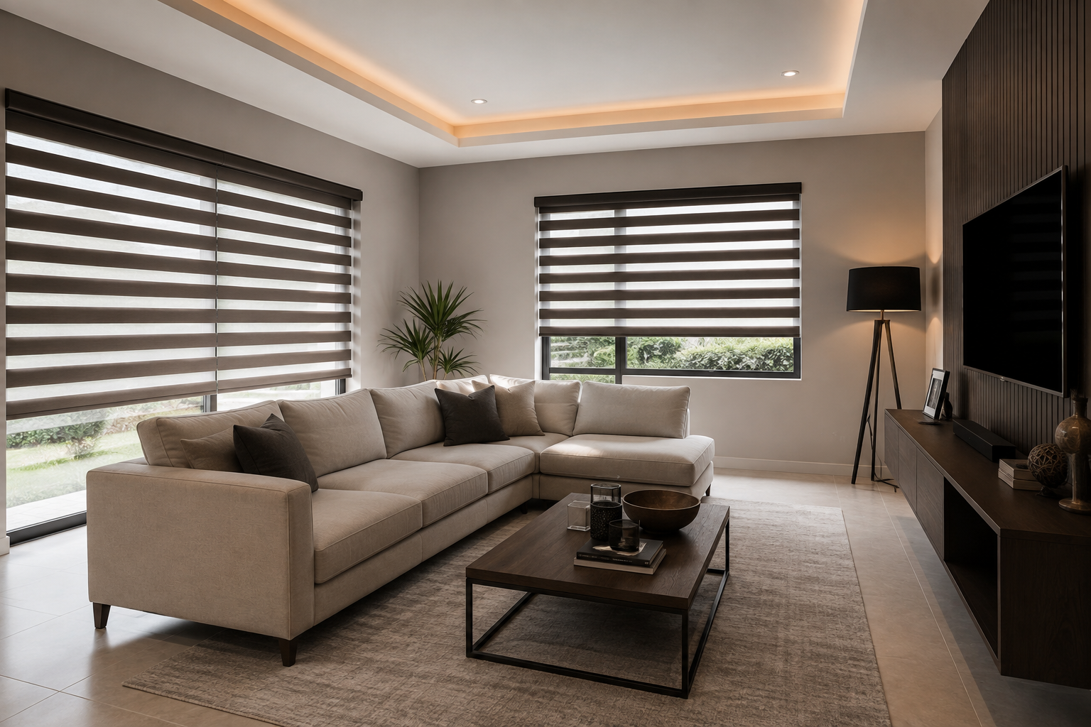 Persianas Estratos de Skyblinds instaladas en sala moderna con luz natural regulable — franjas duo-shade en tono café/beige, Versetto