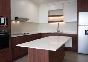 proyecto-cocina-isla-blanca-madera